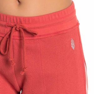Free People Pants & Jumpsuits - FREE PEOPLE REYES CROP SWEATPANTS IN RED - NWT Free People Pants & Jumpsuits - FREE PEOPLE REYES CROP SWEATPANTS IN RED - NWT